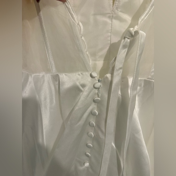 V neck satin wedding dress - Picture 10 of 14